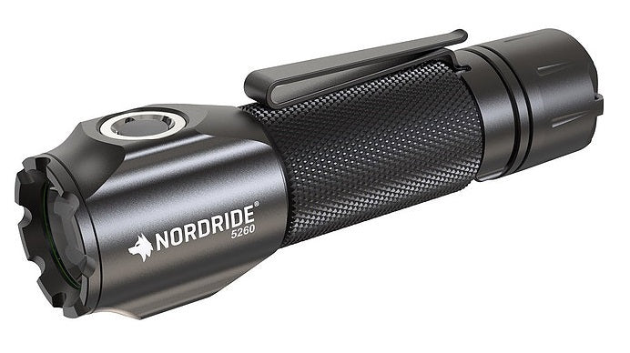 NORDRIDE Taschenlampe SPOT Defender – 1100 lm, 190 m, IP68, USB, 2600 mAh Akku, 3 Stufen, SOS – Schwarz