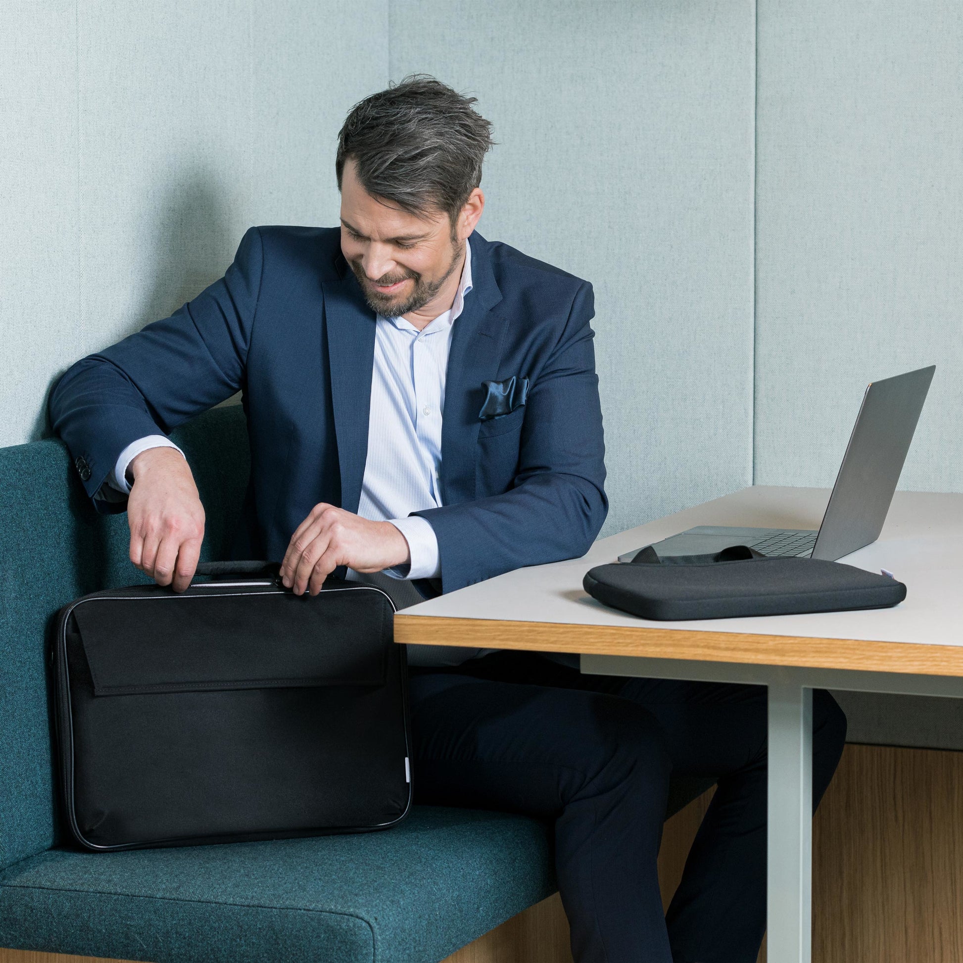 BASE XX Notebook-Tasche – für Notebooks bis 14,1" – Abnehmbarer Schultergurt, Stossfest – Schwarz