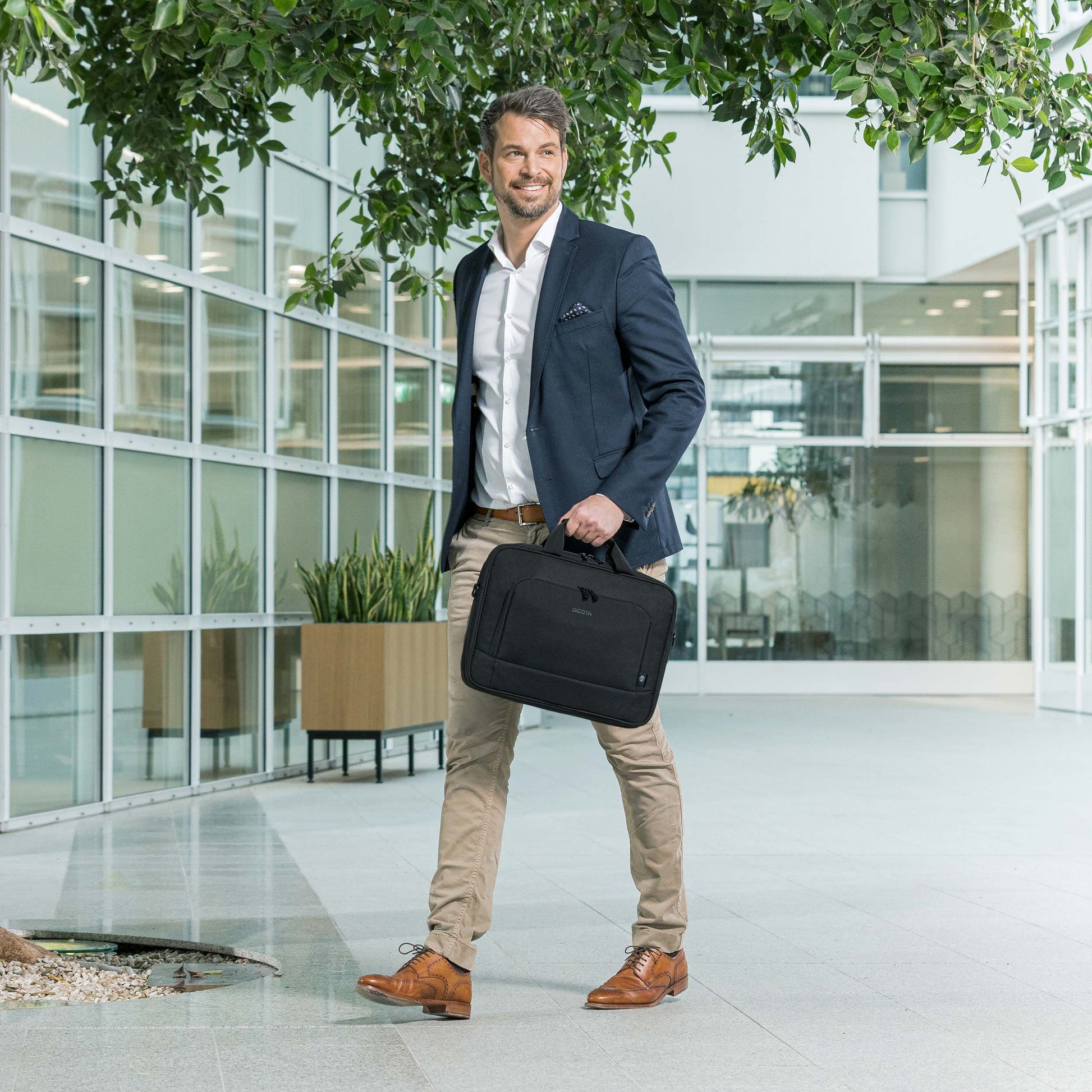 DICOTA Notebook-Tasche bis 17,3" – Abnehmbarer Schultergurt, aus recyceltem PET – Schwarz