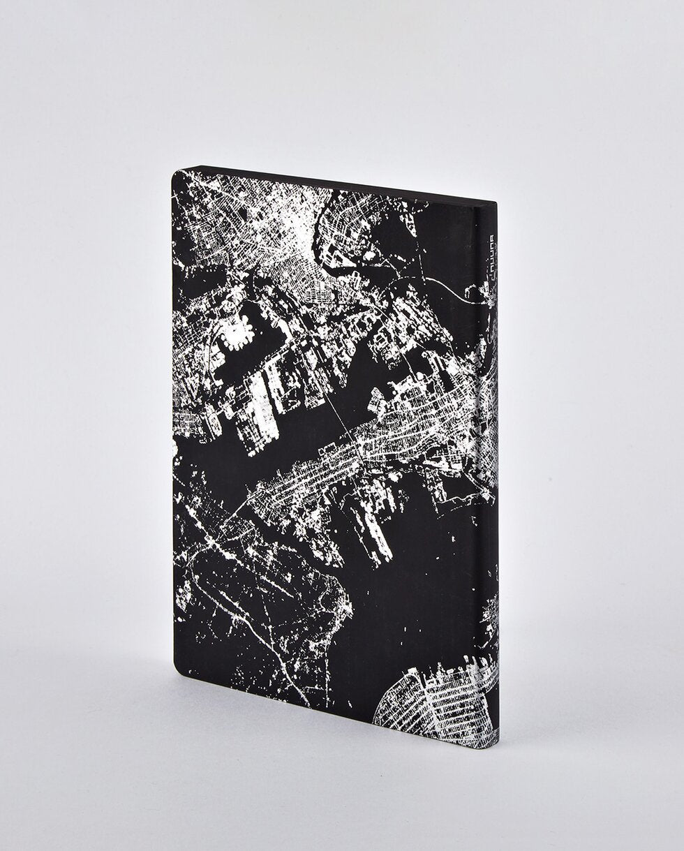 nuuna Notizbuch – A5 (165 × 220 mm) – 120 g/m² – Softcover, nummerierte Seiten, Ledercover – schwarz/silber