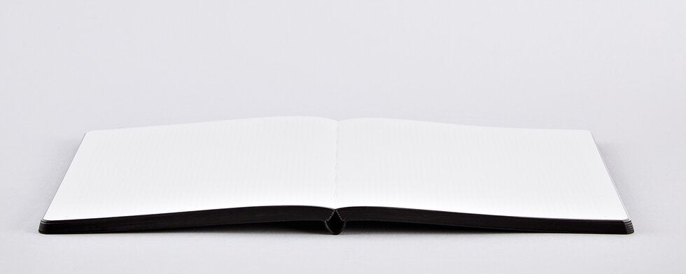 nuuna Notizbuch – A5 (165 × 220 mm) – 120 g/m² – Softcover, nummerierte Seiten, Ledercover – schwarz/silber