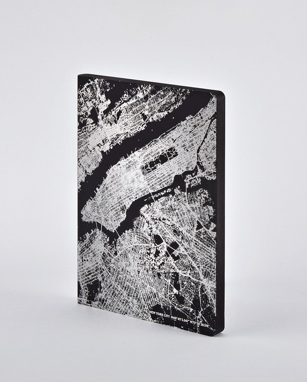 nuuna Notizbuch – A5 (165 × 220 mm) – 120 g/m² – Softcover, nummerierte Seiten, Ledercover – schwarz/silber