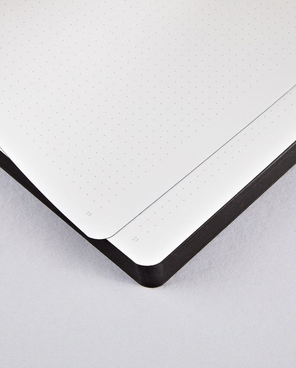nuuna Notizbuch – A5 (165 × 220 mm) – 120 g/m² – Softcover, nummerierte Seiten, Ledercover – schwarz/silber