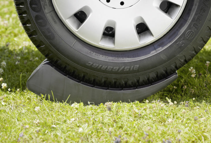 Froli Auffahrkeil Rundkeil – schlagfest, wetterfest – 200×80×385 mm – schwarz