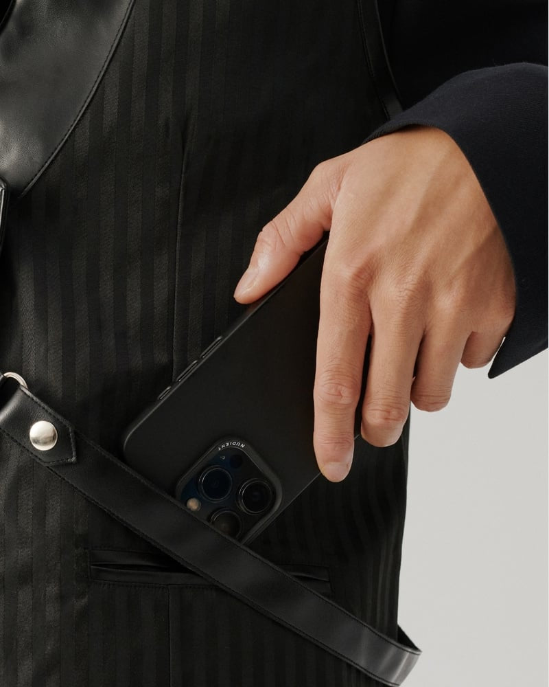 NUDIENT Thin Case Backcover – für Apple iPhone 15, MagSafe, Recycling-Kunststoff, Schwarz