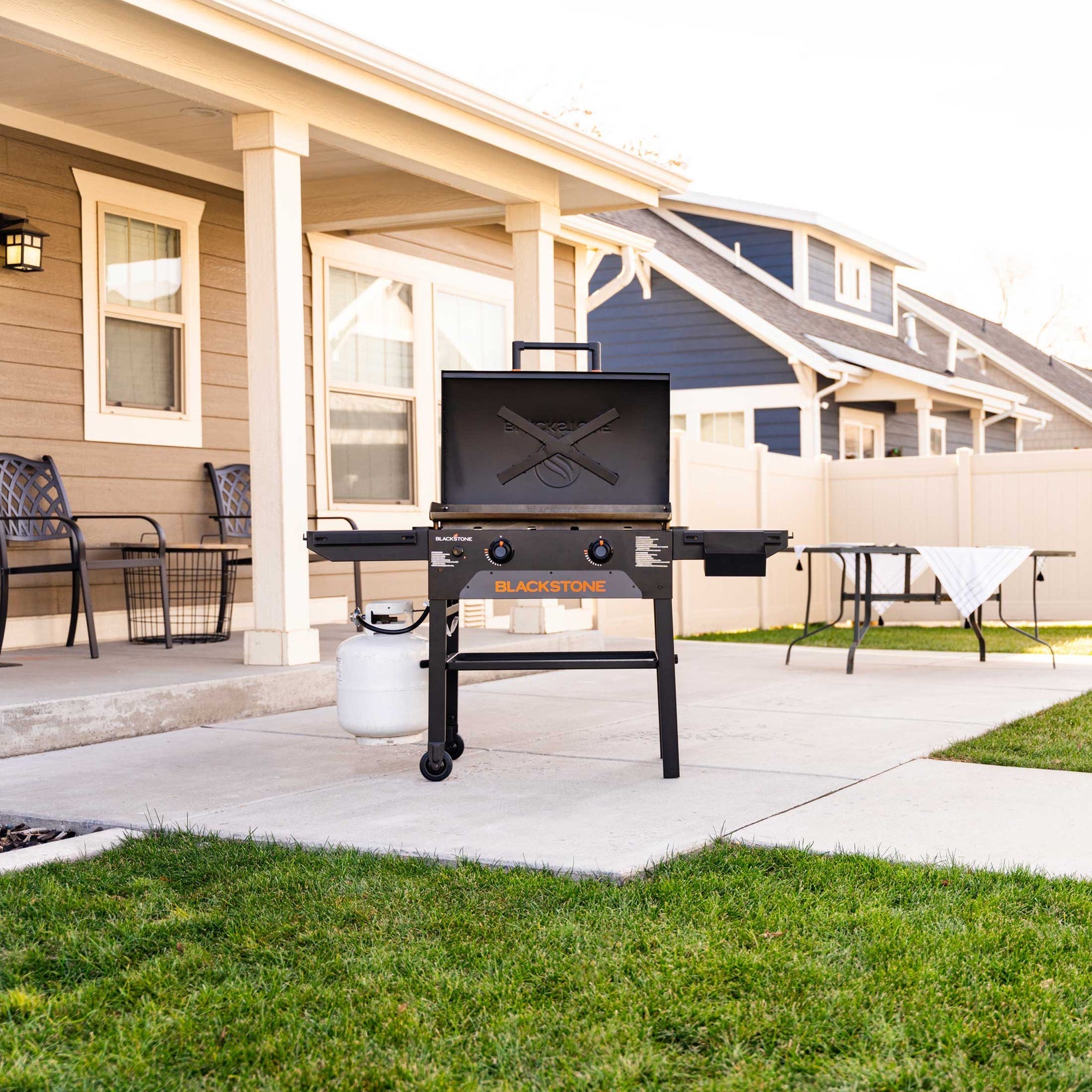 Blackstone Gasgrill 2287DK – 2 Brenner, 134 cm breit – Schwarz/Orange