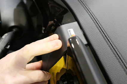 Brodit Auto-Halterung, Lüftung, senkrecht – für Geräte mit 8,2" oder 10,2" Display – Schwarz, ABS