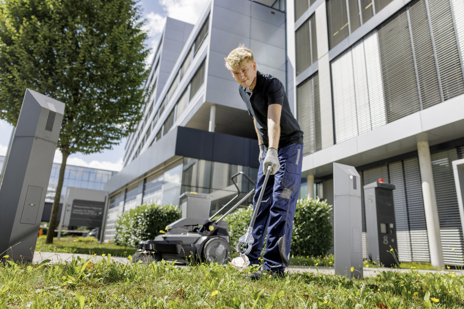 Karcher AG Akku-Kehrmaschine KM 70/25 C Bp 2SB – 36 V, 20 l, Arbeitsbreite 480 mm – Schwarz