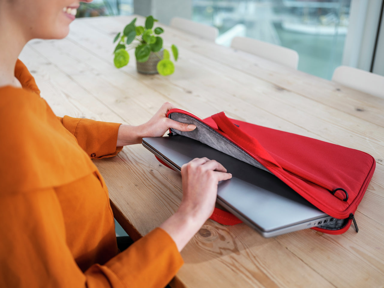 Trust Notebook-Tasche für Notebooks bis 16" – Aus recyceltem PET, Trolley-Band – Rot