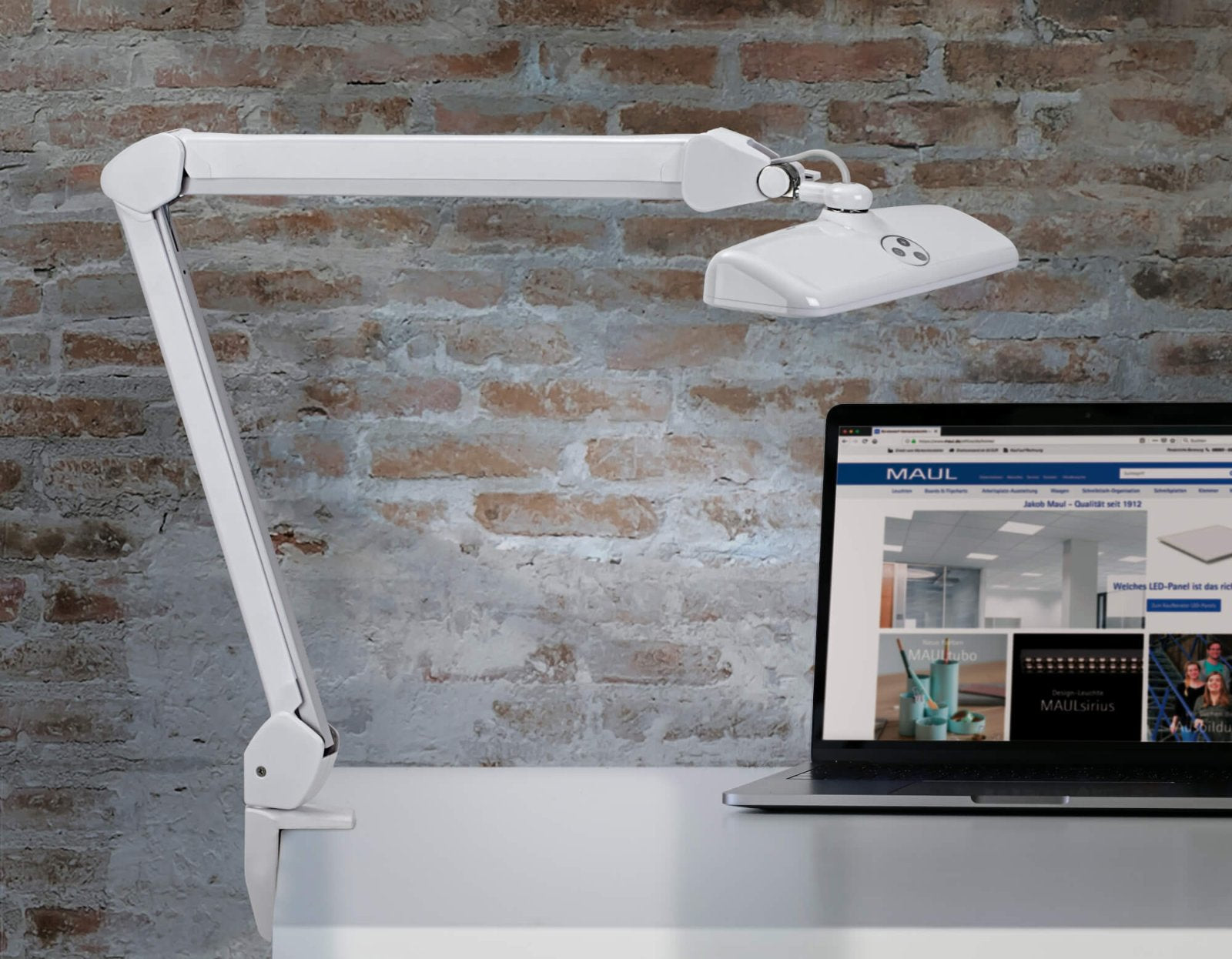 MAUL LED Tischleuchte intro – Klemmfuss, dimmbar – 6500 K – 1'449 lm 11 W – Weiss