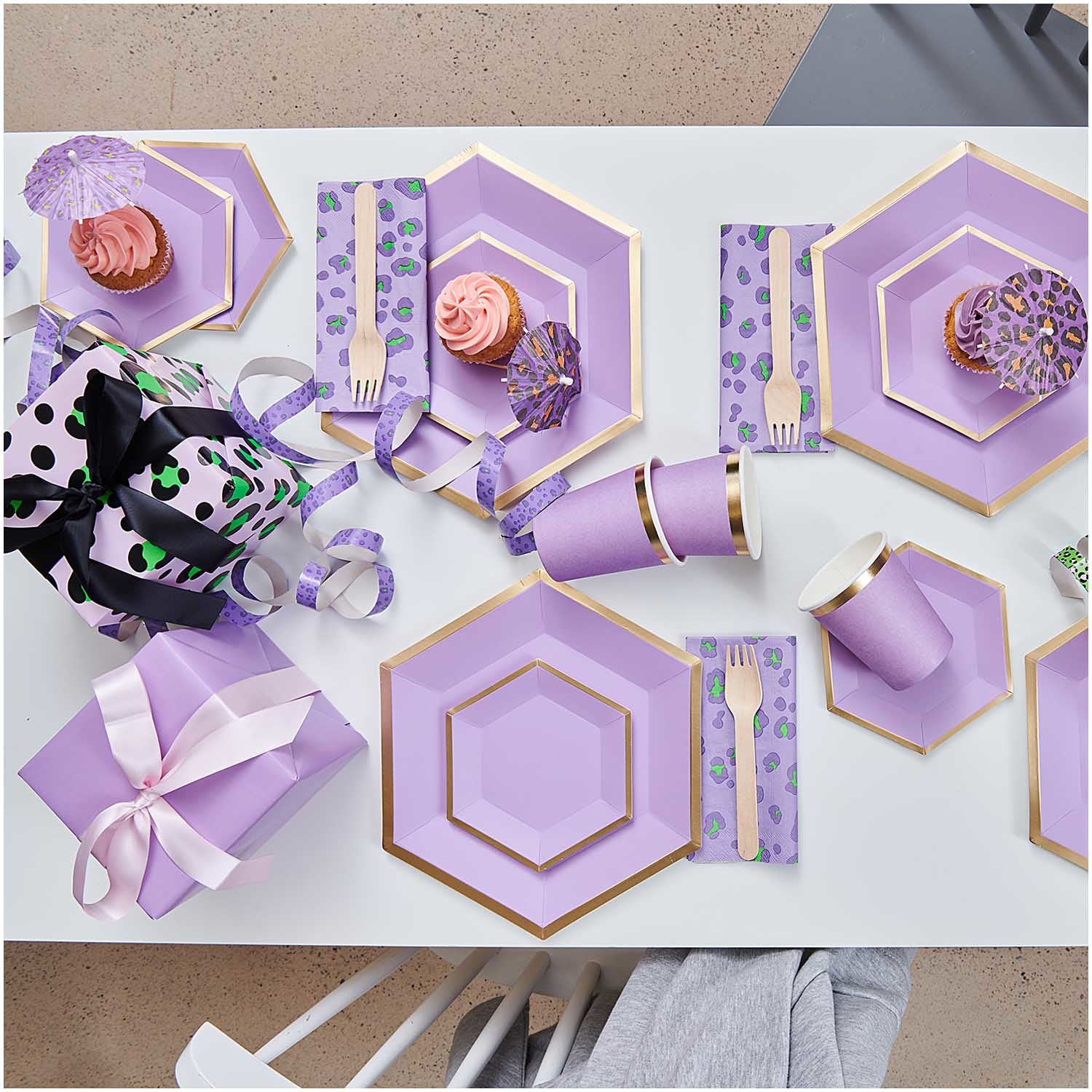 Rico Design Teller, Papier/Karton, Sechseck – 27 × 23,5 cm – flieder/gold – 10 Stk.