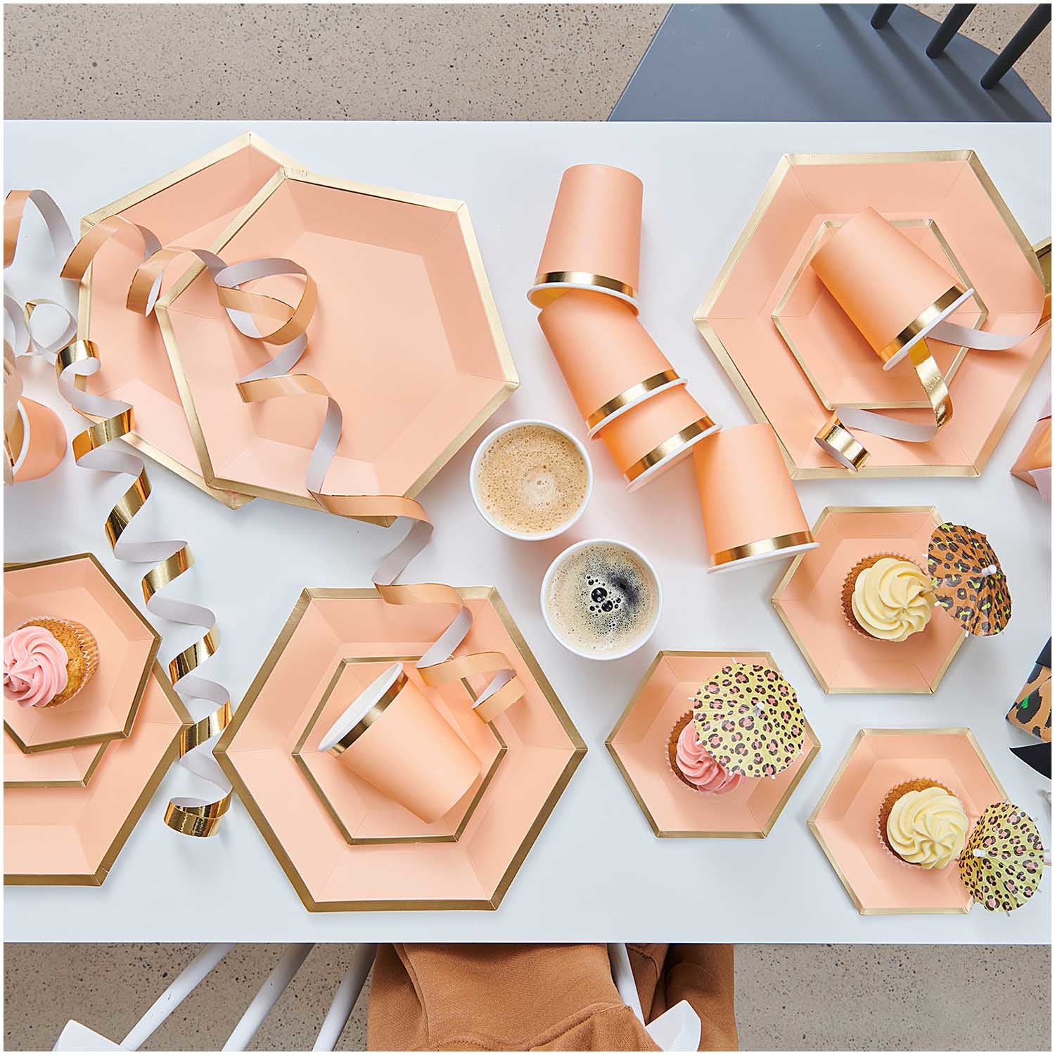 Rico Design Teller Sechseck, Papier/Karton – 16 × 13,5 cm, gold/orange – 10 Stk.