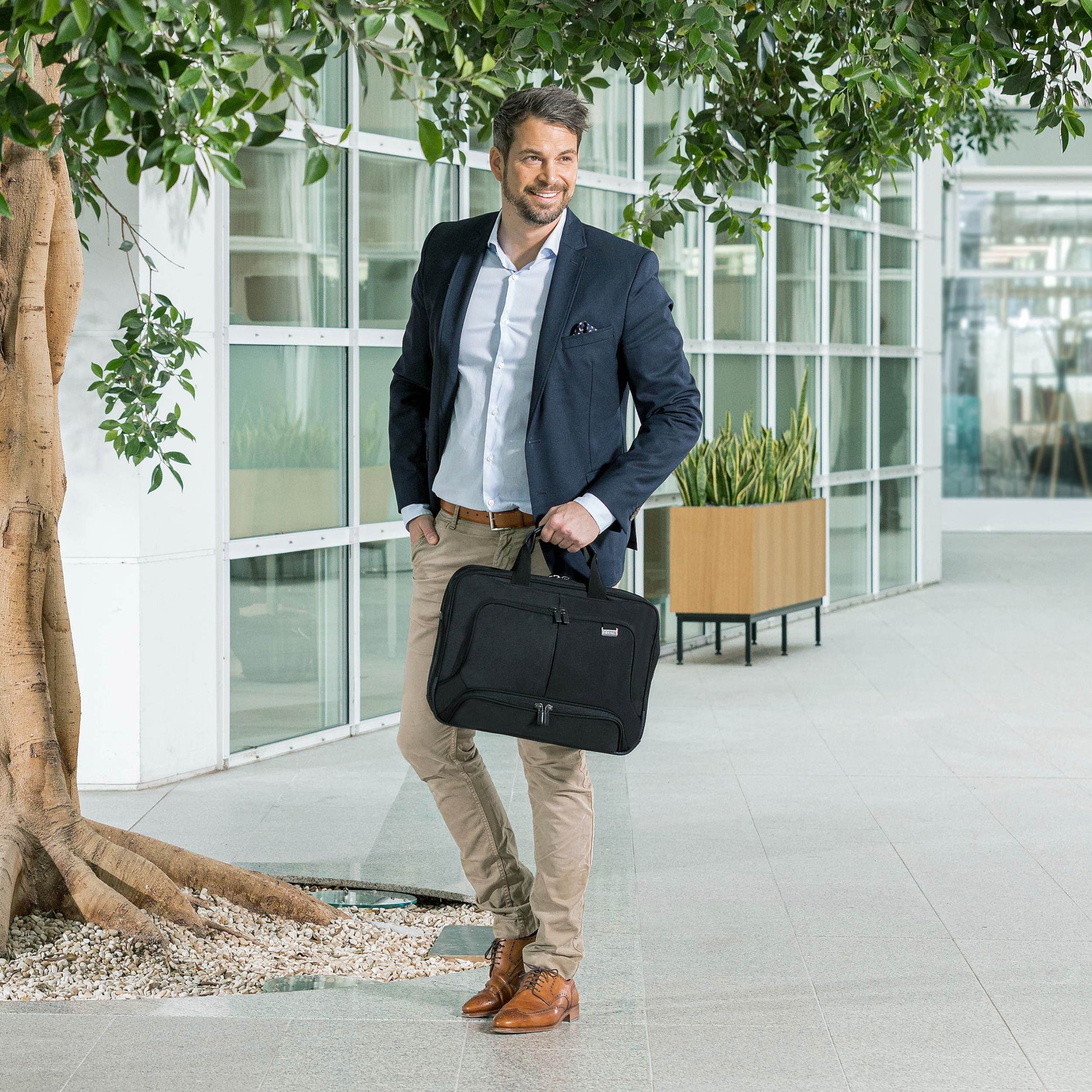 DICOTA Notebook-Tasche bis 17,3" – aus recycelten Materialien, mit Schultergurt – Schwarz