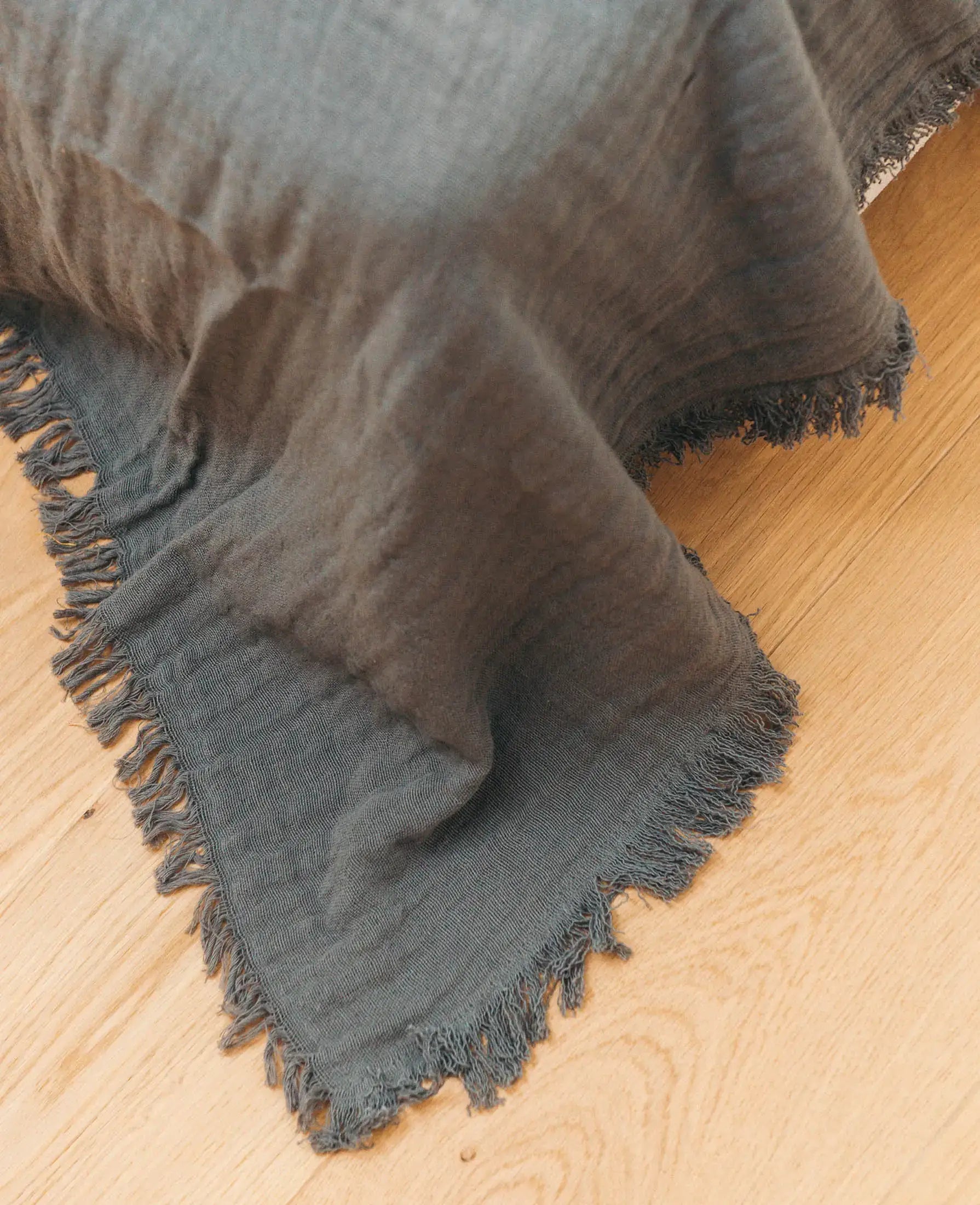 Esmée Musselin Tagesdecke – 220 × 240 cm, Dunkelgrau