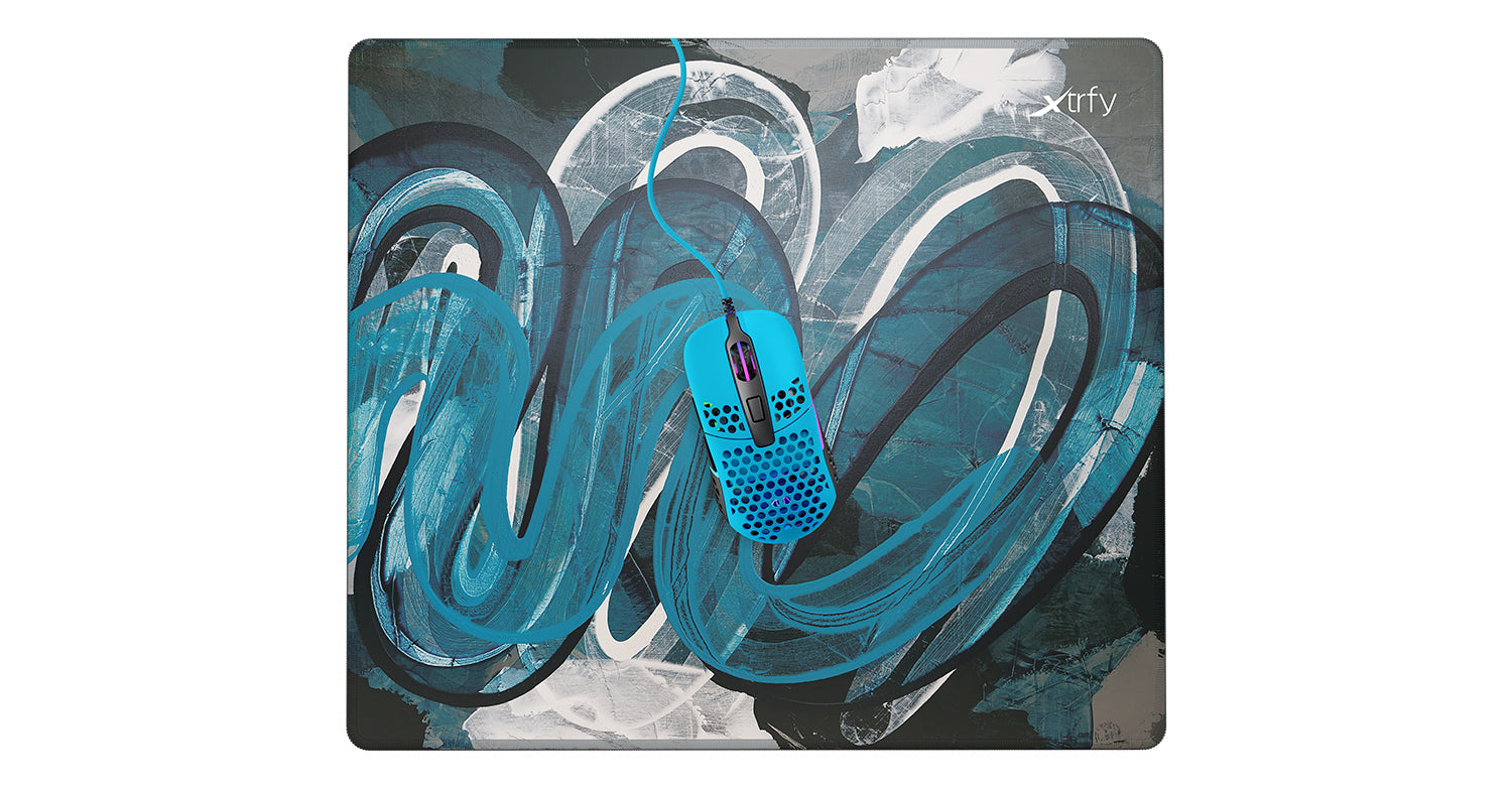CHERRY XTRFY GP4 Street L – Gaming-Mauspad – Anti-Rutsch-Basis, Gestickte Kanten, Blau/Schwarz