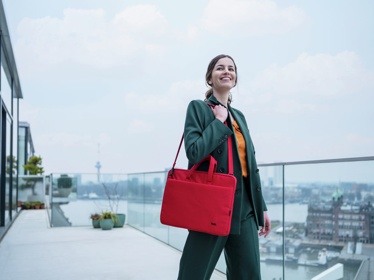 Trust Notebook-Tasche für Notebooks bis 16" – Aus recyceltem PET, Trolley-Band – Rot