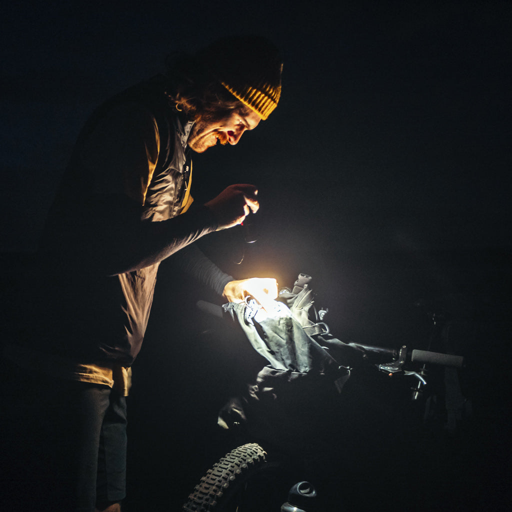 Knog Taschenlampe PWR Trekker 900 – 900 lm, Akku 5000 mAh, 5 Stufen, USB, wasserfest – Schwarz