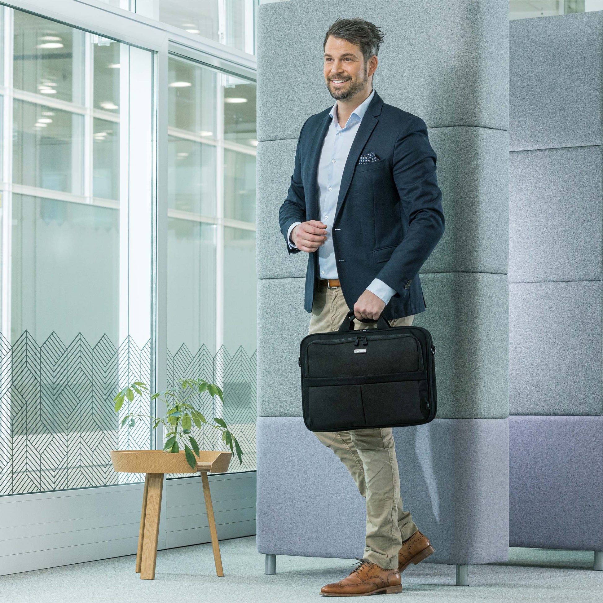 DICOTA Eco Top Traveller SCALE Notebook-Tasche bis 15,6" – Trolley-Band, aus recyceltem PET – Schwarz