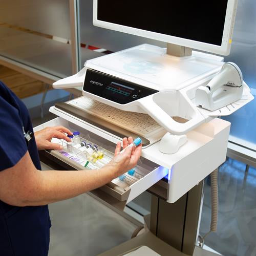Ergotron CareFit Pro IT-/Medizin-Fahrwagen – elektrisch höhenverstellbar