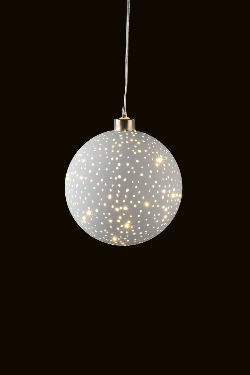 STT Dekorationskugel Glamour Ball – Ø 12 cm, Warmweiss, Batteriebetrieb, Timer 6/18 h, 3×AA, Weiss