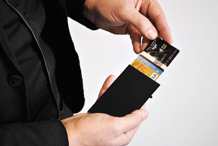TRU VIRTU Kartenetui – RFID-Schutz – 65×99×9 mm – Aluminium – Schwarz