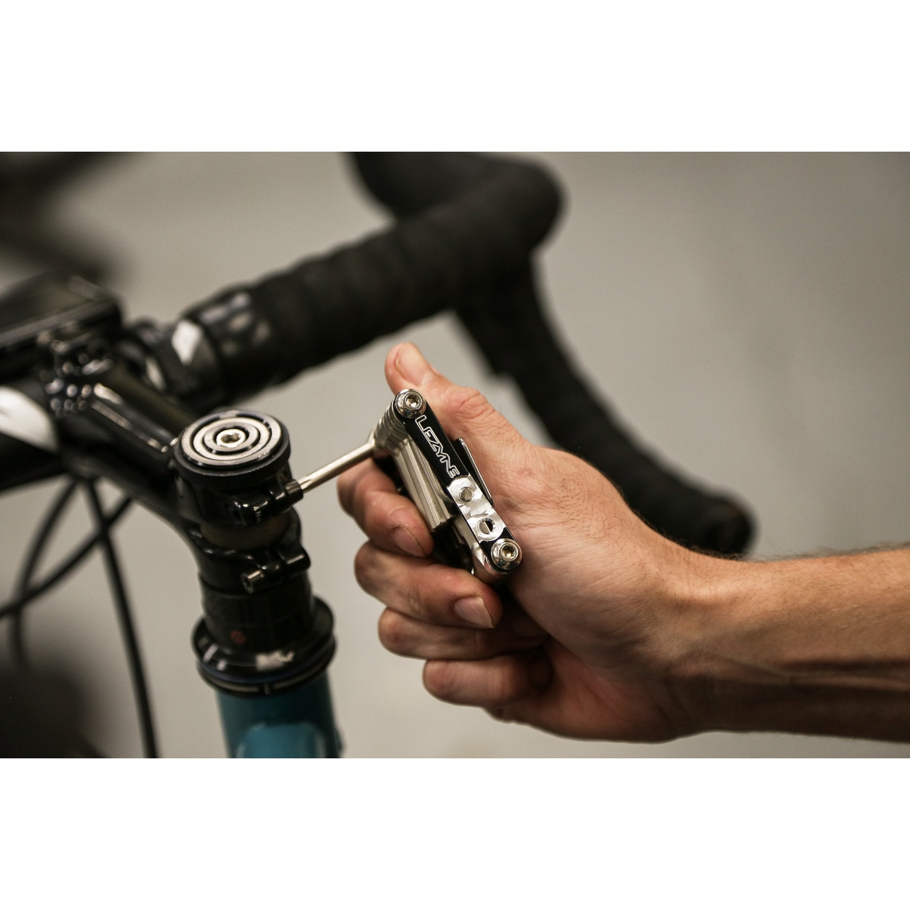 Lezyne Seitenständer – wetterfest, mit Tasche – für Trekking-/Citybike – schwarz, Graphit Composite