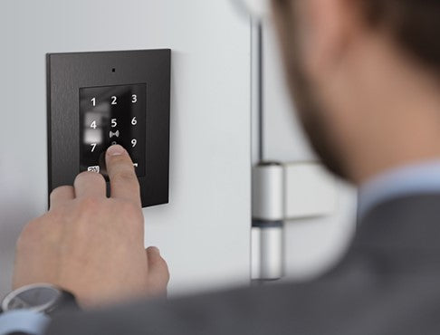 2N Zutrittsleser Access Unit 2.0 Touch – 108×45×131 mm, schwarz