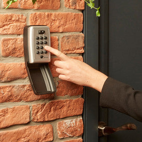 Master Lock Schlüsselsafe 5423EURD – Elektronikschloss – 79×52×117 mm – Wandmontage – Grau