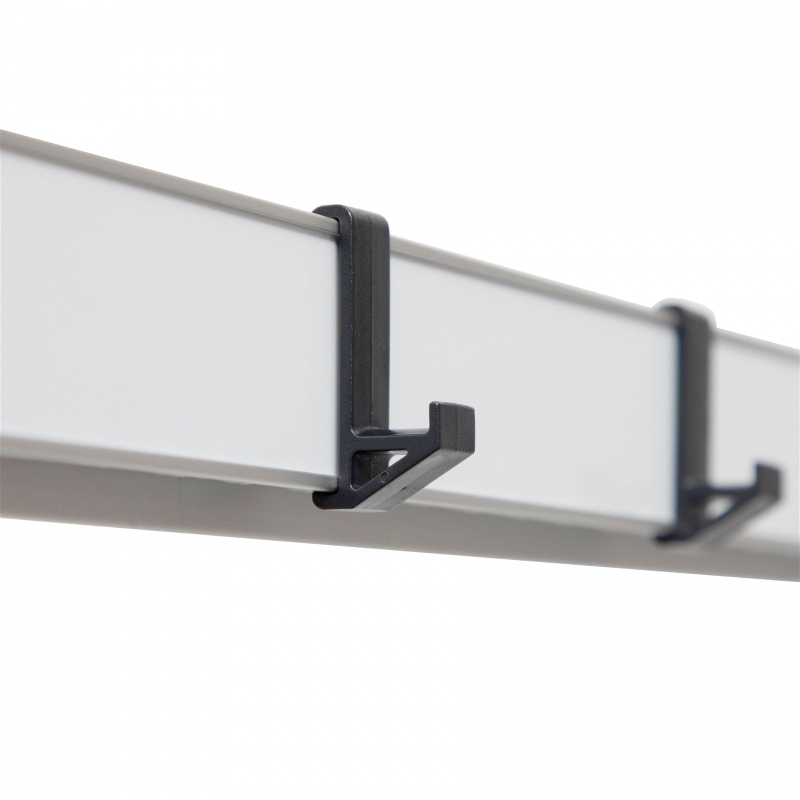 MAUL Wandhalterung 6248408 – durchgeschraubt, magnethaftend, mit 2 Haken – Silber – Aluminium – 1000×42 mm