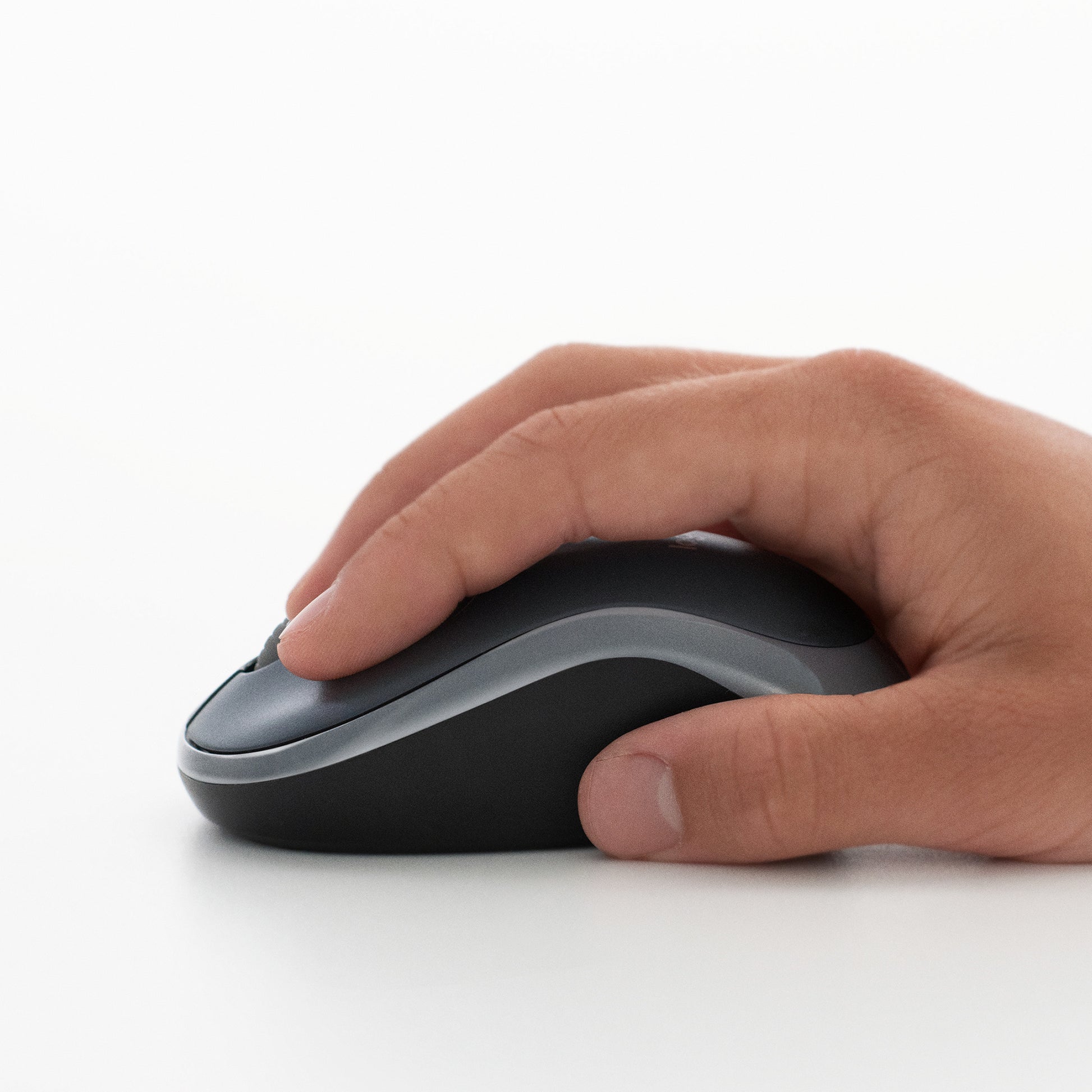 Logitech M185 Maus – kabellos, 2,4 GHz (USB-A), 1000 dpi, 3 Tasten, beidhändig, schwarz/rot