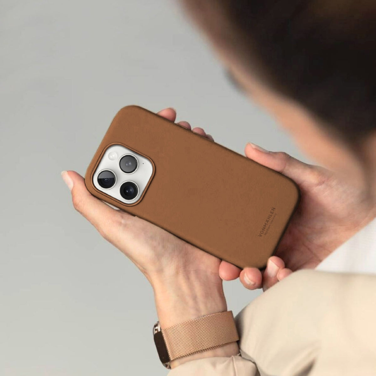 Vonmählen Backcover Like Leather – für Apple iPhone 16 Pro – braun – Kunstleder – MagSafe-kompatibel