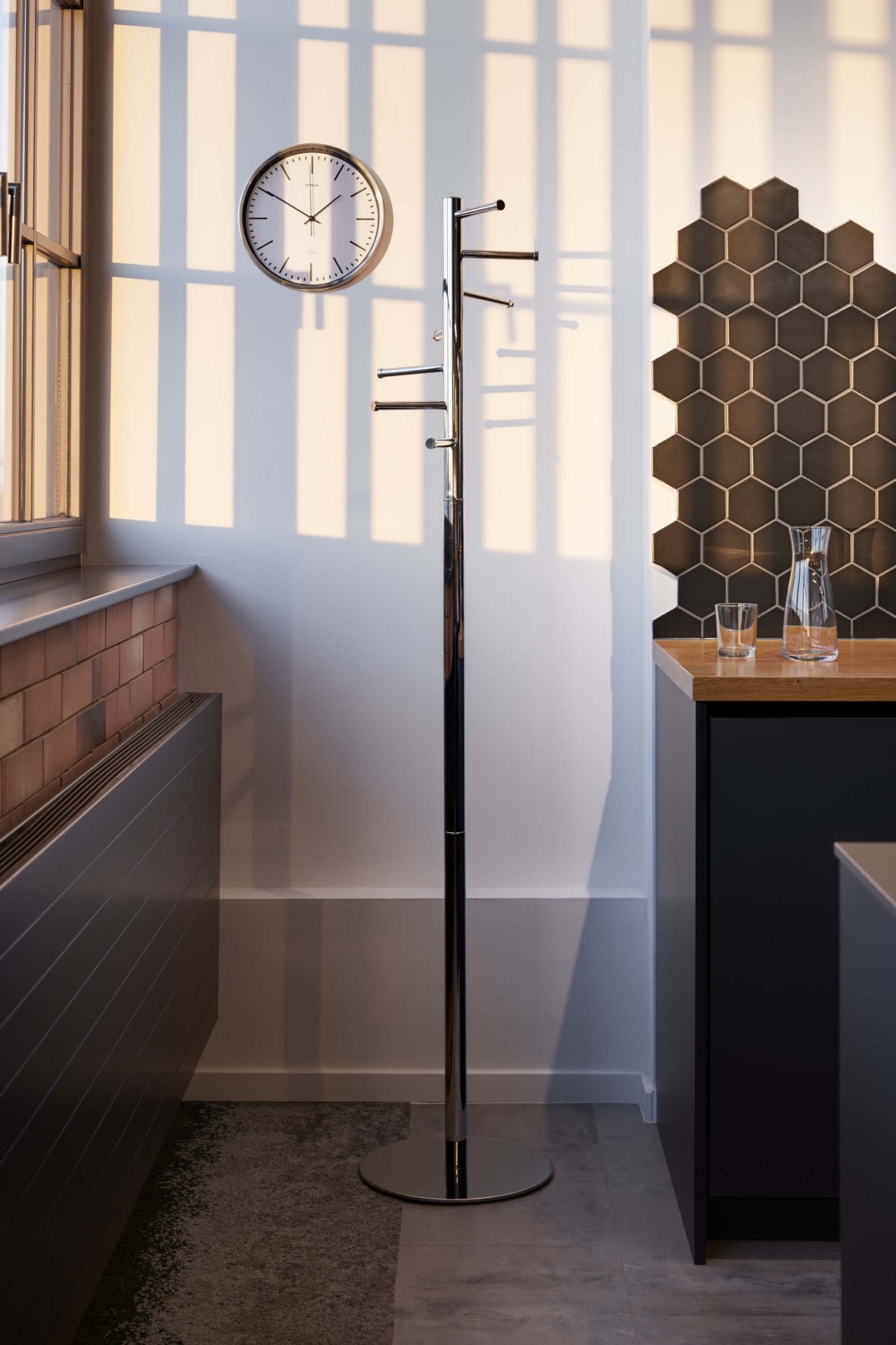 MAUL Garderobenständer MAULcalima 9406496 – 7 Haken, Höhe 177 cm, Silber, Metall