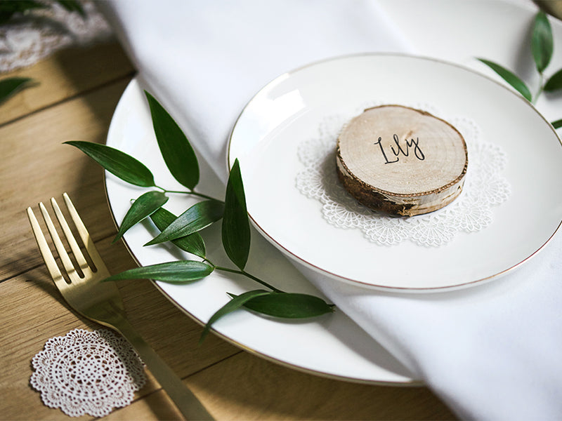 PartyDeco Tischkarten Holzscheibe Hochzeit – Braun – Ø 4,5–6,5 cm × 1 cm – Holz (Eiche) – 20 Stk