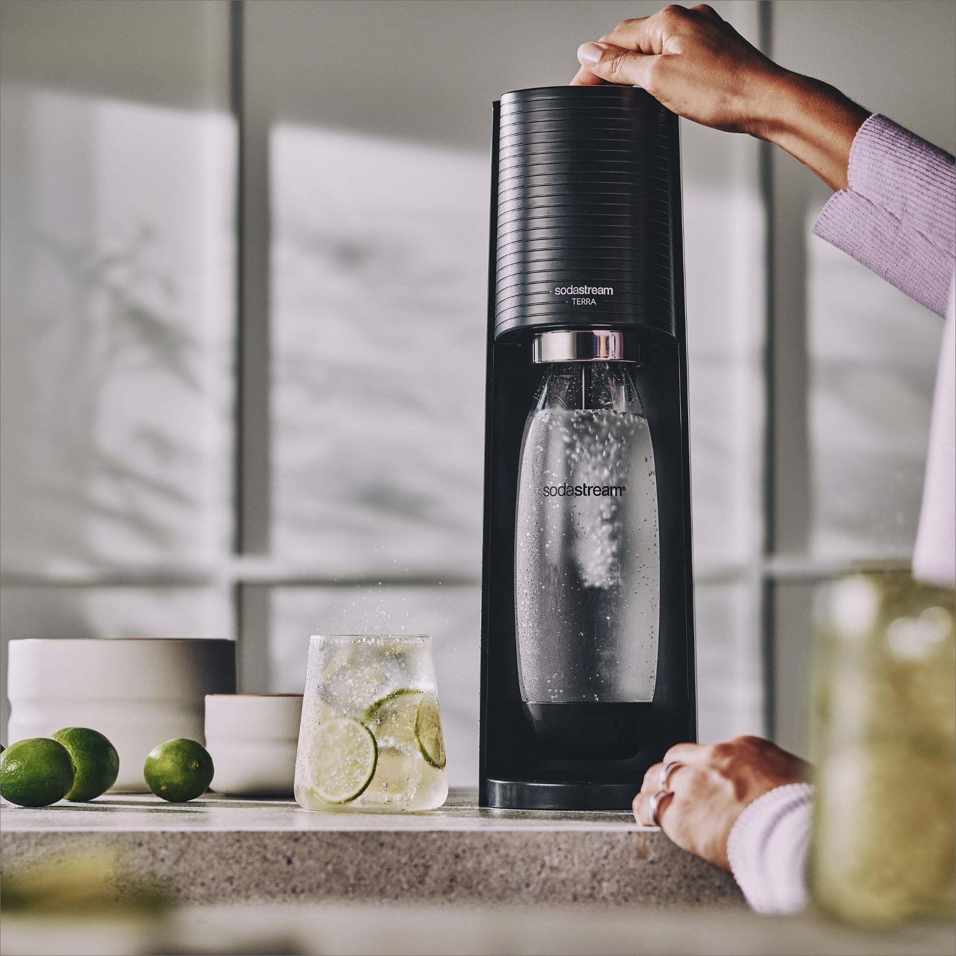 SodaStream Wassersprudler – inkl. 1 Flasche (Kunststoff), inkl. CO₂-Zylinder (60 l), Schwarz