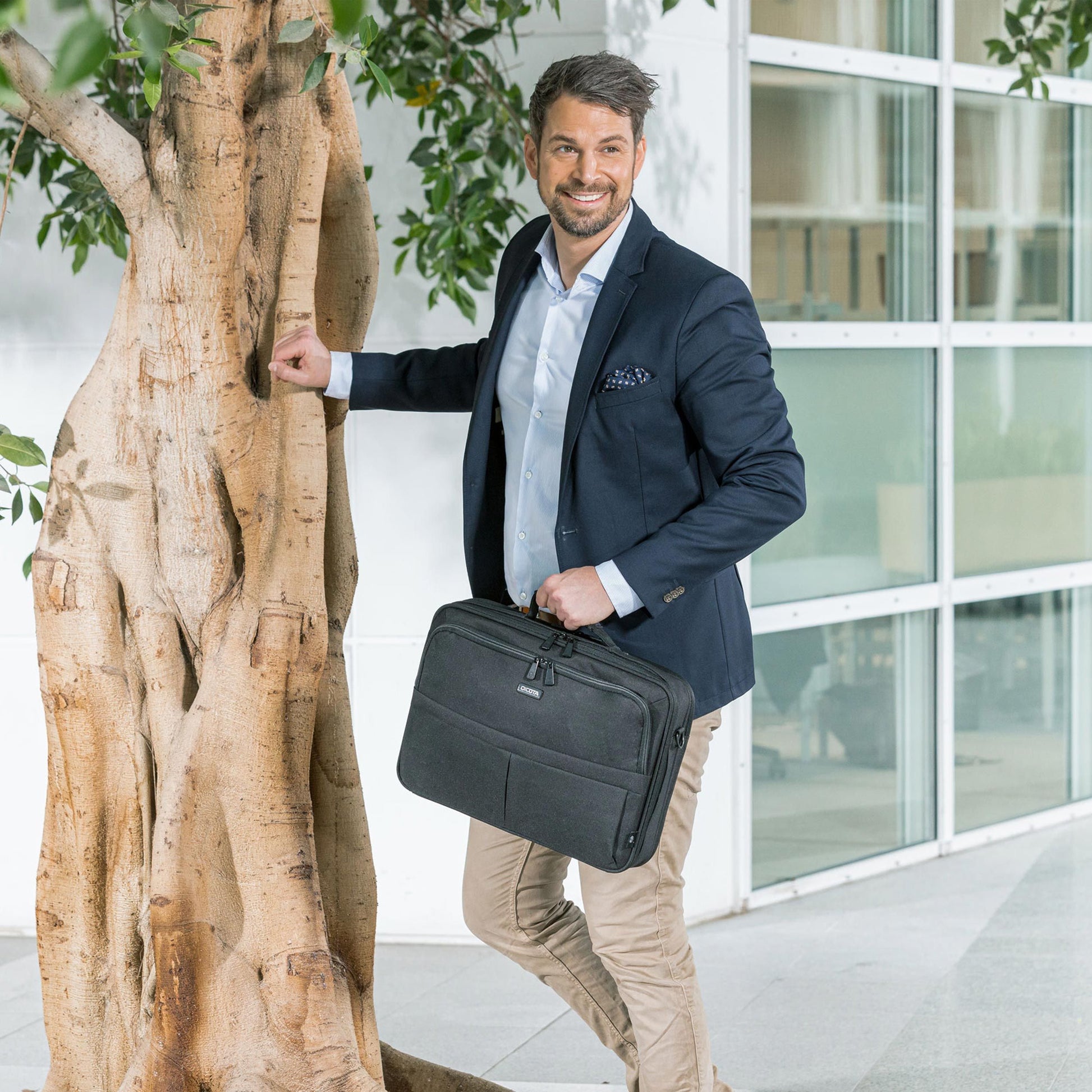 DICOTA Eco Multi SCALE Notebook-Tasche bis 17,3" – aus recyceltem PET, Trolley-Band – Schwarz