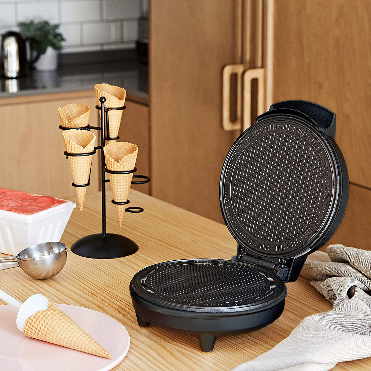 Melissa Waffeleisen 16310232 – 1 Waffel, rund, teflonbeschichtet, 700 W – schwarz