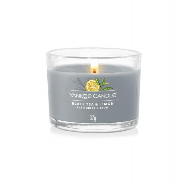 Yankee Candle Black Tea & Lemon – Duftkerze, Votivkerze im Glas, 10 h