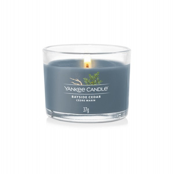 Yankee Candle Bayside Cedar – Duftkerze, Votivkerze im Glas, 10 h