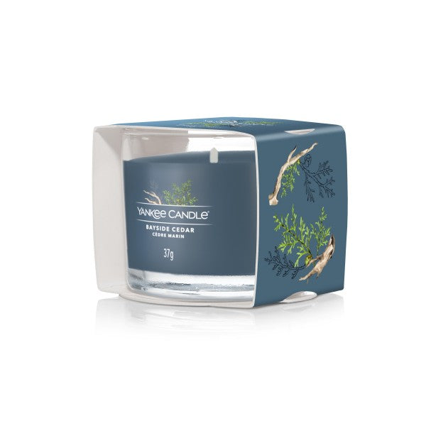 Yankee Candle Bayside Cedar – Duftkerze, Votivkerze im Glas, 10 h