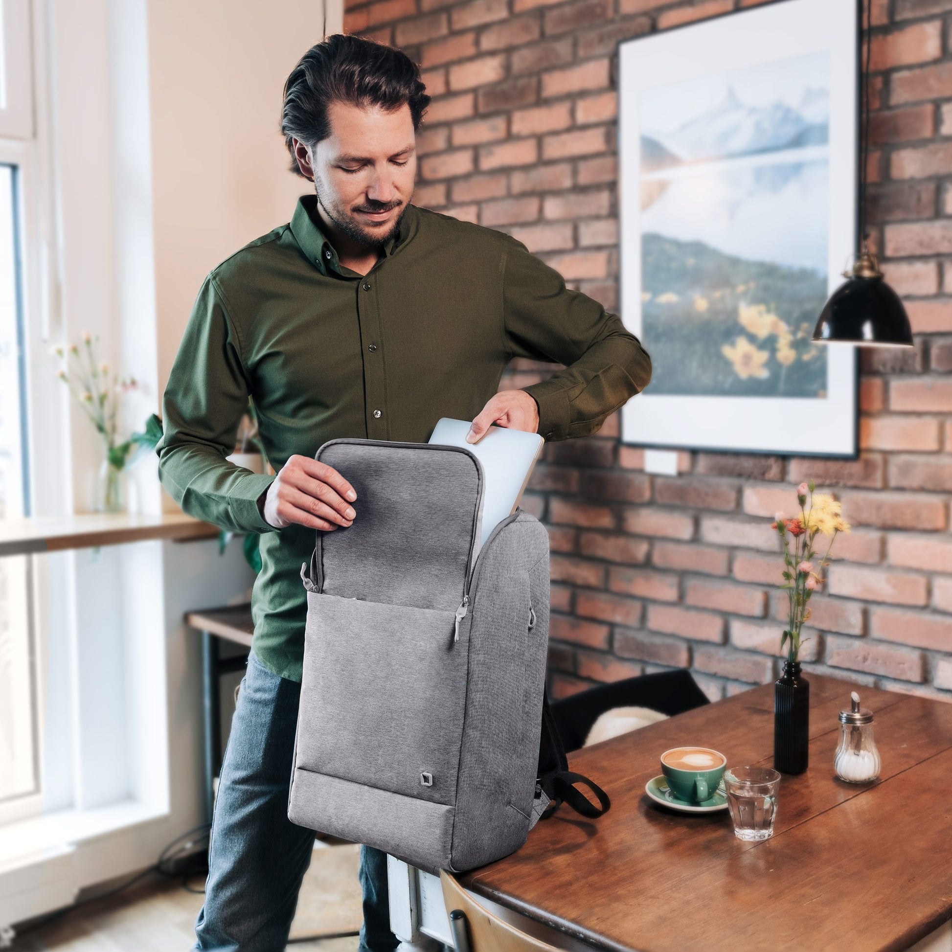 DICOTA Notebook-Rucksack bis 15,6" – Tablet-Fach, aus recycelten Materialien – Grau