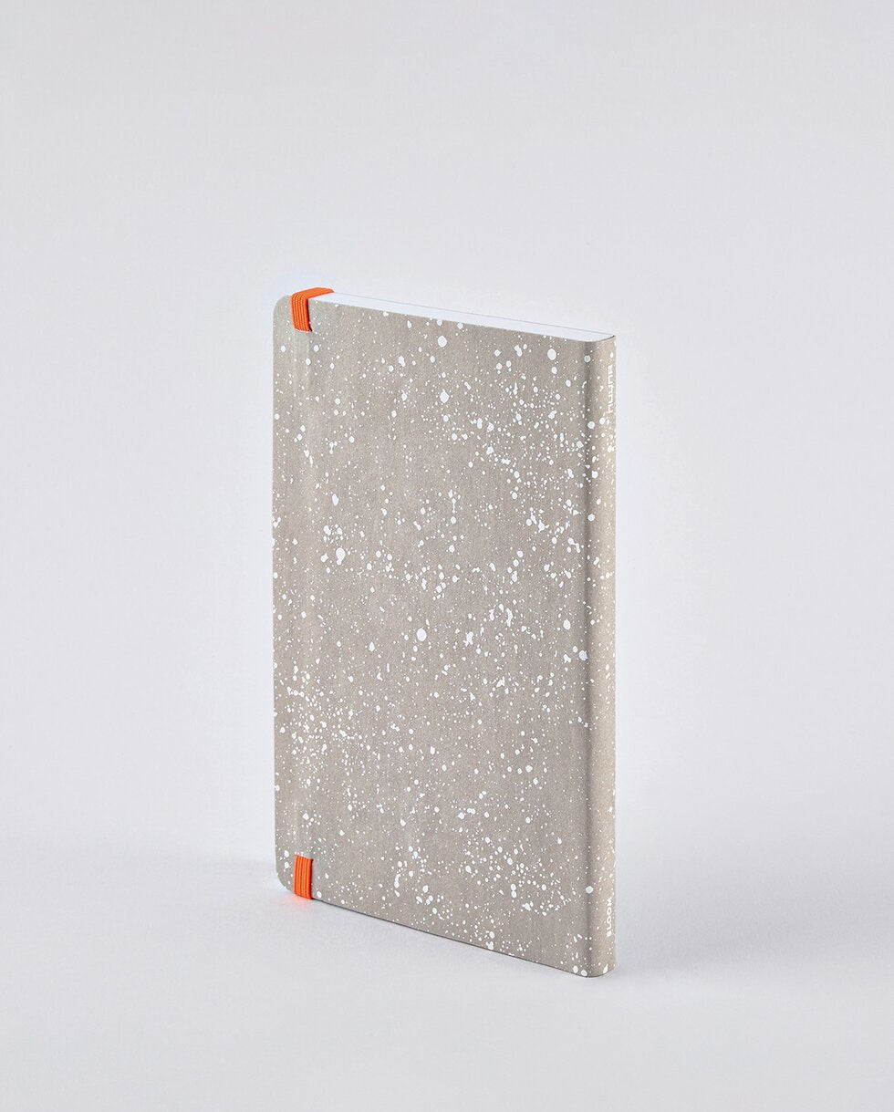 Nuuna Notizbuch – A5 – 176 Blatt – 120 g/m² – Softcover, nummerierte Seiten, Gummiband – grau/orange/weiss