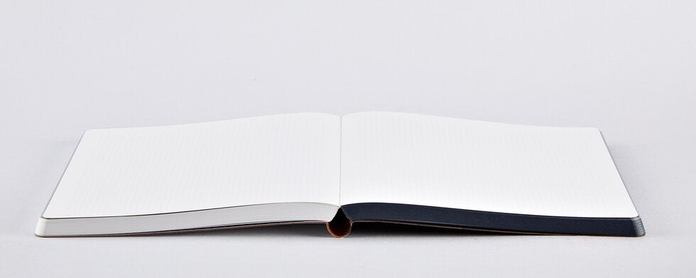 nuuna Notizbuch – 165 × 220 mm – 120 g/m² – Softcover, Fadenheftung, abgerundete Kanten, Lederumschlag, Weiss