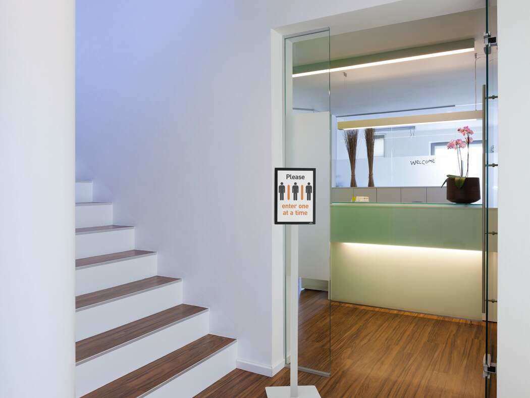 Durable Duraframe Infoständer – für A4 Hoch-/Querformat, magnetisch, silber/schwarz, Metall