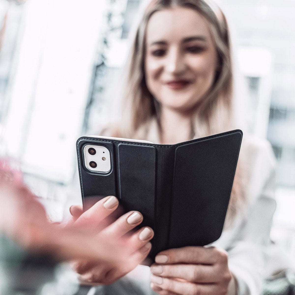 4smarts URBAN Lite Folio – für Samsung Galaxy S22+/Galaxy S21 5G, mit Ständer, mit Kartenfach, PU+TPU, Schwarz