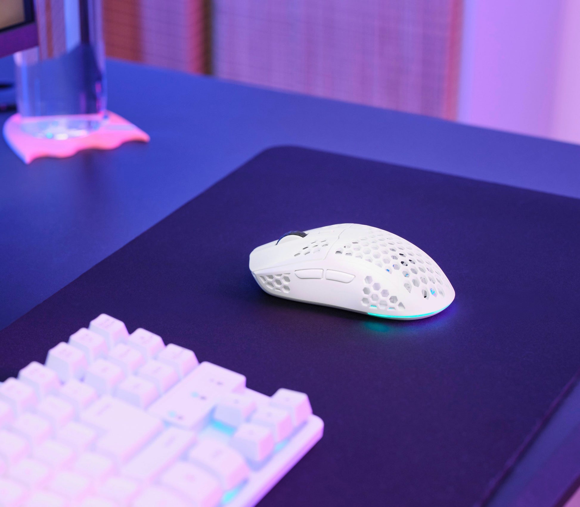 Trust GXT 929 Helox – Gaming-Maus – Kabellos (2,4 GHz), 4800 DPI, RGB-Beleuchtung, Rechtshänder, Weiss