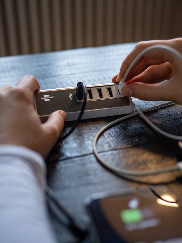 Brennenstuhl 1508230 USB-Desktop-Ladegerät 20 W – USB-C×1, USB-A×4 – PD – 1,5 m Textilkabel, Weiss