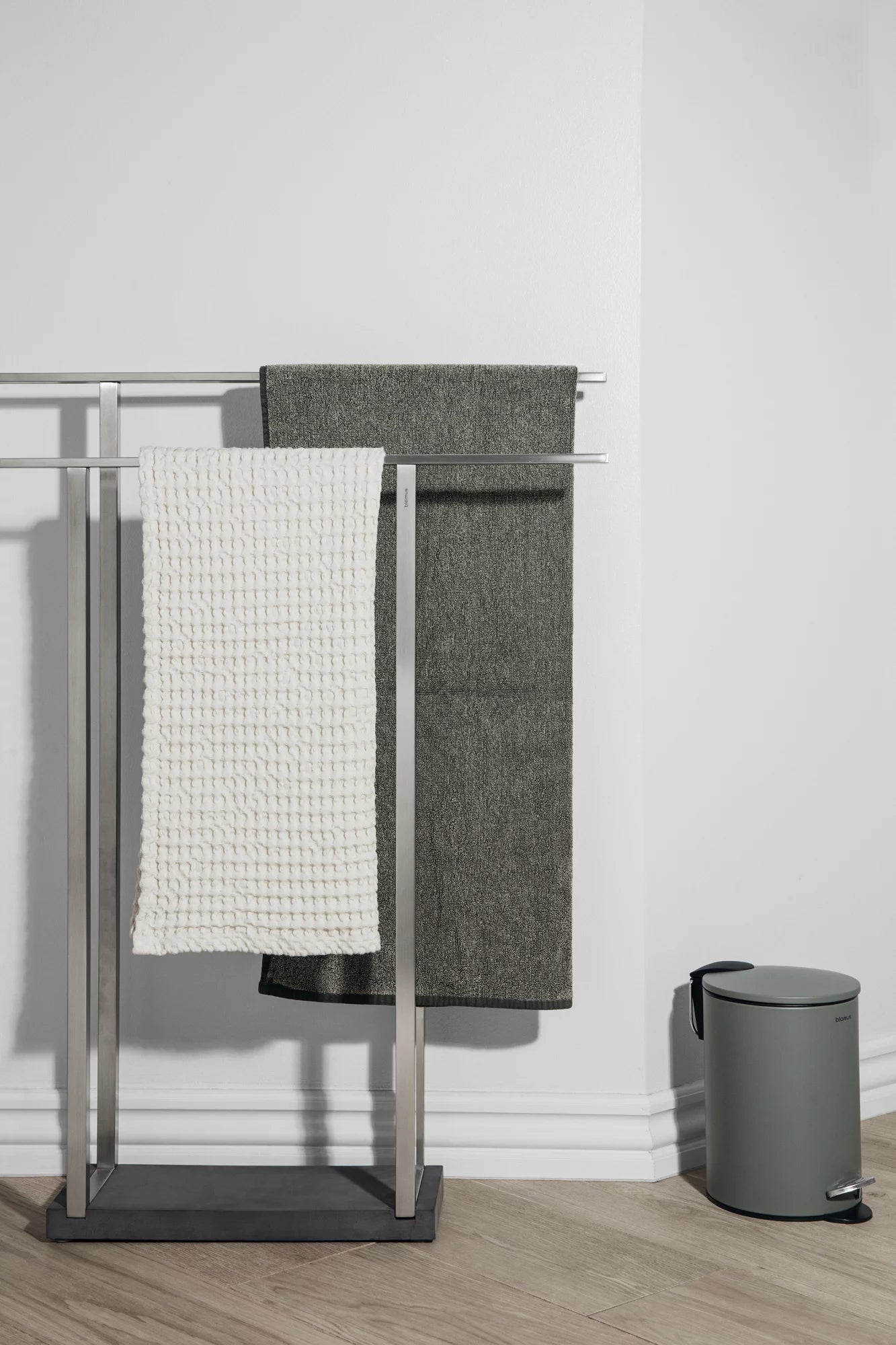 Blomus Treteimer TUBO – 3 l – Kunststoff, rund – graugrün – Soft-Close