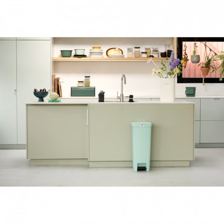 Brabantia Abfallcontainer – 40 l – mit Deckel – Kunststoff, Hellgrün – B × H × T 352 × 666 × 280 mm