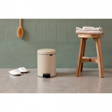 Brabantia NewIcon Treteimer – 3 l – Edelstahl, rund – Anti-Rutsch-Basis