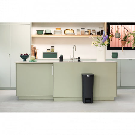 Brabantia StepUp Papierkorb – 40 l – Kunststoff, Dunkelgrau – B × H × T 352 × 666 × 280 mm